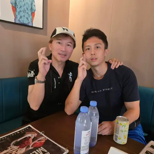 ▲孫安佐（右）與孫鵬（左）一同比出動漫的招牌手勢。（圖／翻攝自狄鶯臉書）