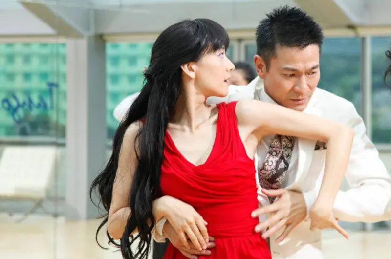 ▲劉德華（右）、高圓圓（左）曾在電影《盲探》中一起跳國標，當時劉德華扶住高圓圓的舉動，竟被罵是「鹹豬手」，兩人練舞的花絮畫面引起討論。（圖／《盲探》劇照）