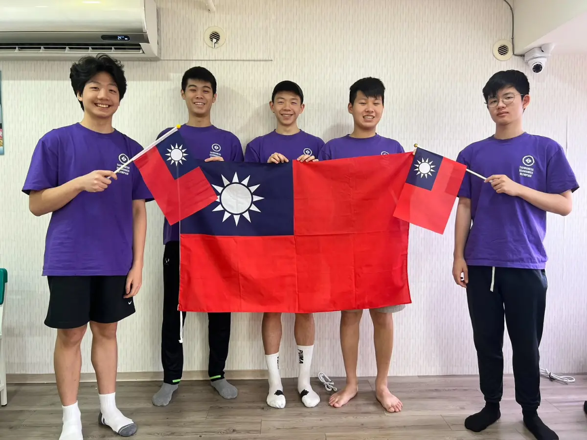 ▲2025 年國際經濟學奧林匹亞決賽傳回捷報！本年度為我國第六次參與此項國際賽事，在來自 52 個參賽國、 265 位參賽選手中，5 位參賽選手共獲得 2 金 3 銀的佳績（圖／主辦單位提供）