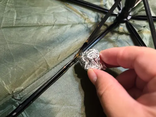 ▲雨傘王分享，可以用錫箔紙揉成小球，來清潔雨傘生鏽的傘骨。（圖／記者徐銘穗攝）