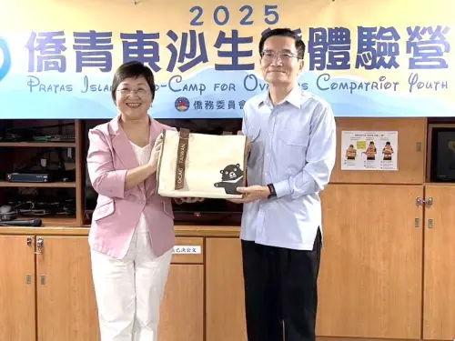 ▲僑務委員會委員長徐佳青(左)為感謝海洋委員會協助此次東沙生態體驗營活動，乃致贈紀念品，由常務副主任委員兼海巡署署長張忠龍(右)代表接受。(圖／海洋委員會提供) 