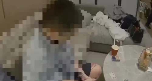 ▲台北大直五星級酒店驚傳軟禁案，張女與3友人拘禁並毆打司機李男，還翻拍私密照威脅。警方破門救人，查獲安非他命等毒品，包含途中的張姓女子四人都被送辦。(圖／翻攝畫面)