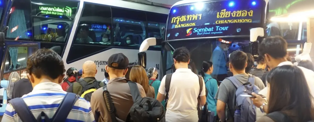 ▲8月9日至12日是泰國詩麗吉王太后誕辰母親節連假，大批民眾返鄉過節。（圖／翻攝自The Bangkok Insight）