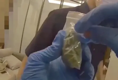 ▲台北大直五星級酒店驚傳軟禁案，張女與3友人拘禁並毆打司機李男，還翻拍私密照威脅。警方破門救人，查獲安非他命等毒品。(圖／翻攝畫面)