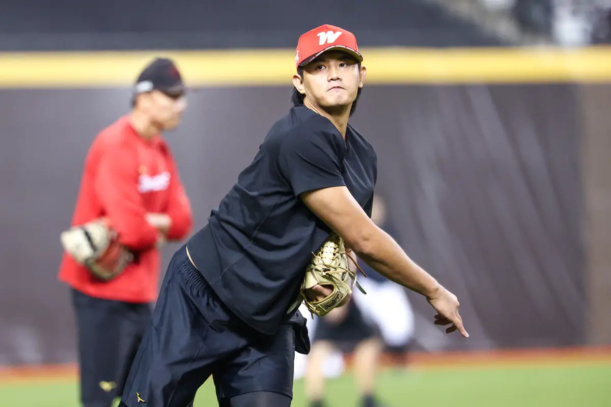 ▲黃暐傑今日隨隊加入賽前訓練，並未接受媒體訪問，但總教練葉君璋透露他將在15日於二軍出賽，預計投20到25球，私交甚篤的王維中則稱讚黃暐傑的曲球跟變速球表現出色。（圖／味全龍提供）