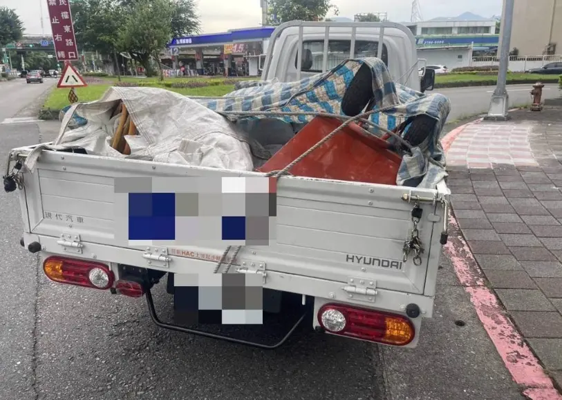 ▲北市內湖知名美式賣場旁邊馬路9日下午發生一起機車和小貨車擦撞意外，一名7歲女童當場喪命。(圖／翻攝畫面)