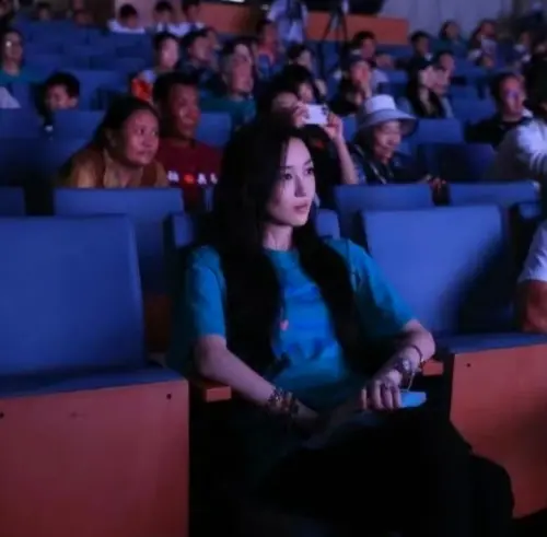 ▲嫣然天使基金會多年推動醫療援助，李嫣（前排）現身活動展現真情支持。（圖／微博）