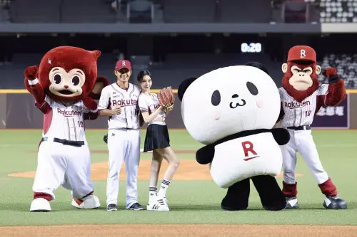 ▲馬來西亞美女鋼琴家李元玲（左三）擔任開球、表演嘉賓，與接捕的林子偉也有諸多互動。（圖／樂天桃猿提供）