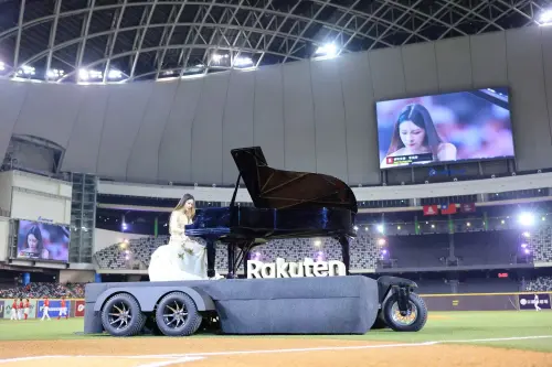 ▲馬來西亞美女鋼琴家李元玲在拖車上演奏，成為首位在臺北大巨蛋演奏鋼琴的音樂家。（圖／樂天桃猿提供）