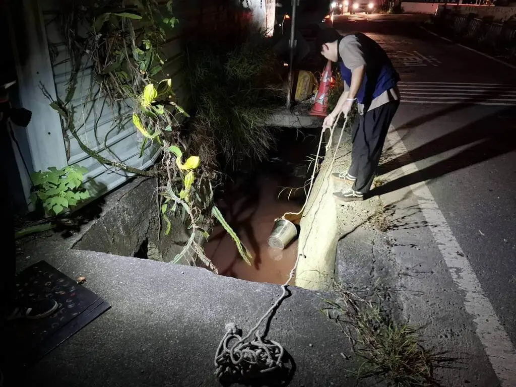 ▲高雄大寮區大寮圳第2幹線飄散惡臭，經環保局循線稽查，發現是一間冷凍食品工廠偷排暗紅色廢水。（圖／高雄市環保局提供）