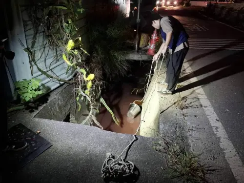 抓到了！高雄大寮圳「血流成河」傳惡臭　竟是冷凍食品廠偷排廢水
