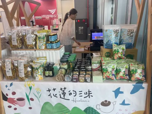 花蓮農特產品快閃國道服務區 琳瑯滿目吸引旅客參觀採購
