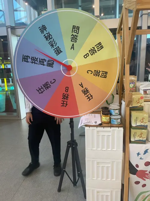 ▲為增添活動趣味性，特別推出「旋轉抽好禮」活動，凡於展售攤位消費即可參加，獎品琳瑯滿目，（圖／花蓮分署提供）