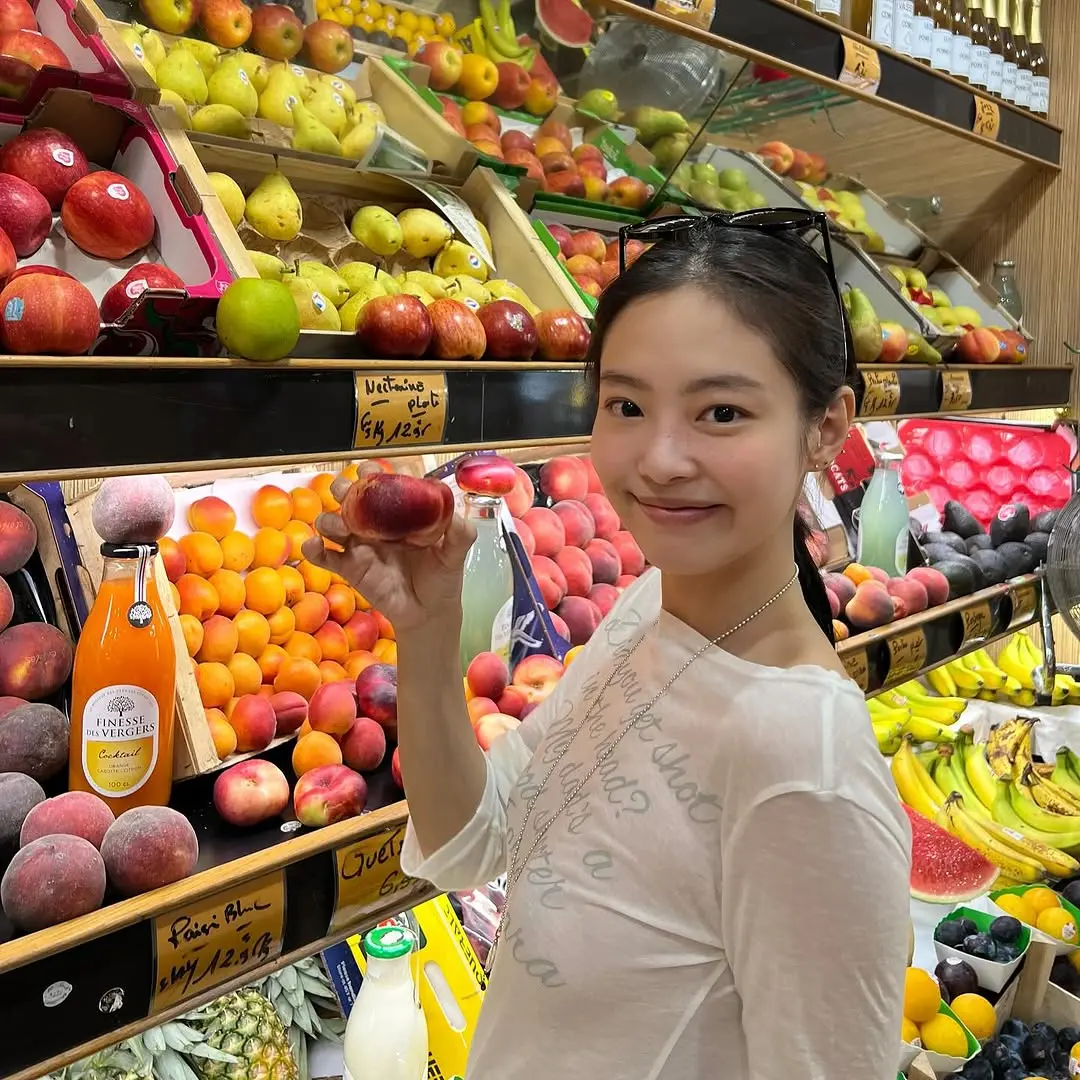 ▲BLACKPINK成員Jennie頂著素顏遊走巴黎，開心買水果、席地而坐啃麵包，超級Chill。（圖／Jennie IG @jennierubyjane）