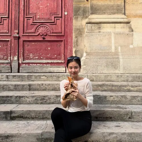 ▲Jennie很Chill的席地而坐吃麵包。（圖／Jennie IG @jennierubyjane）