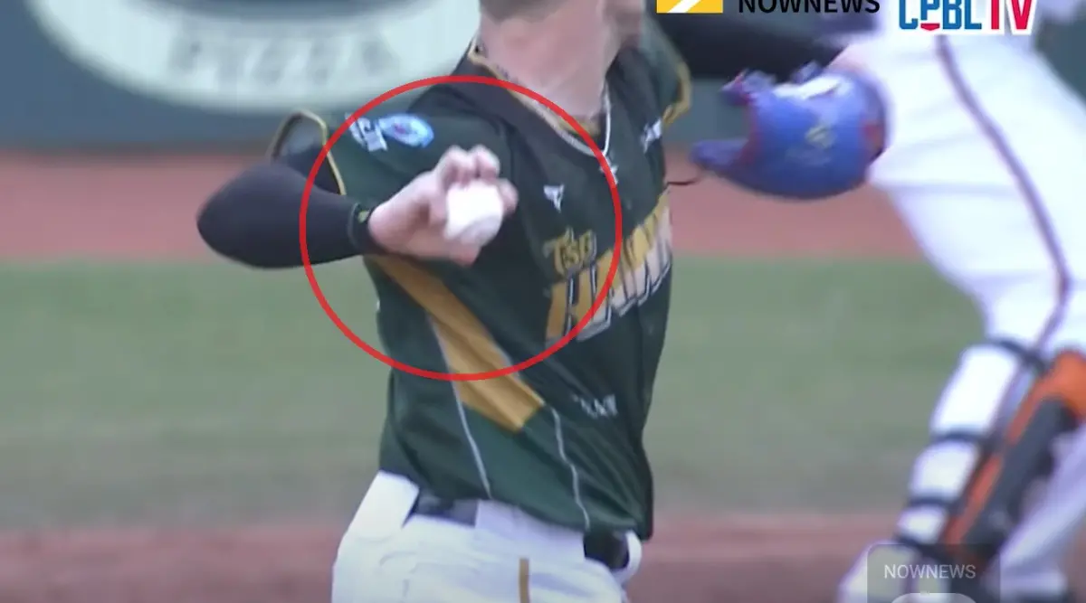 ▲後勁21連勝紀錄正式追平中職傳奇投手潘威倫的「嘟嘟障礙」，其中五局下半面對統一獅強打蘇智傑時，用一顆只轉了1圈的超狂蝴蝶球飆出三振，連蘇智傑驚呼搖頭，賽後捕手張肇元也嚇到。（圖／CPBLtv）