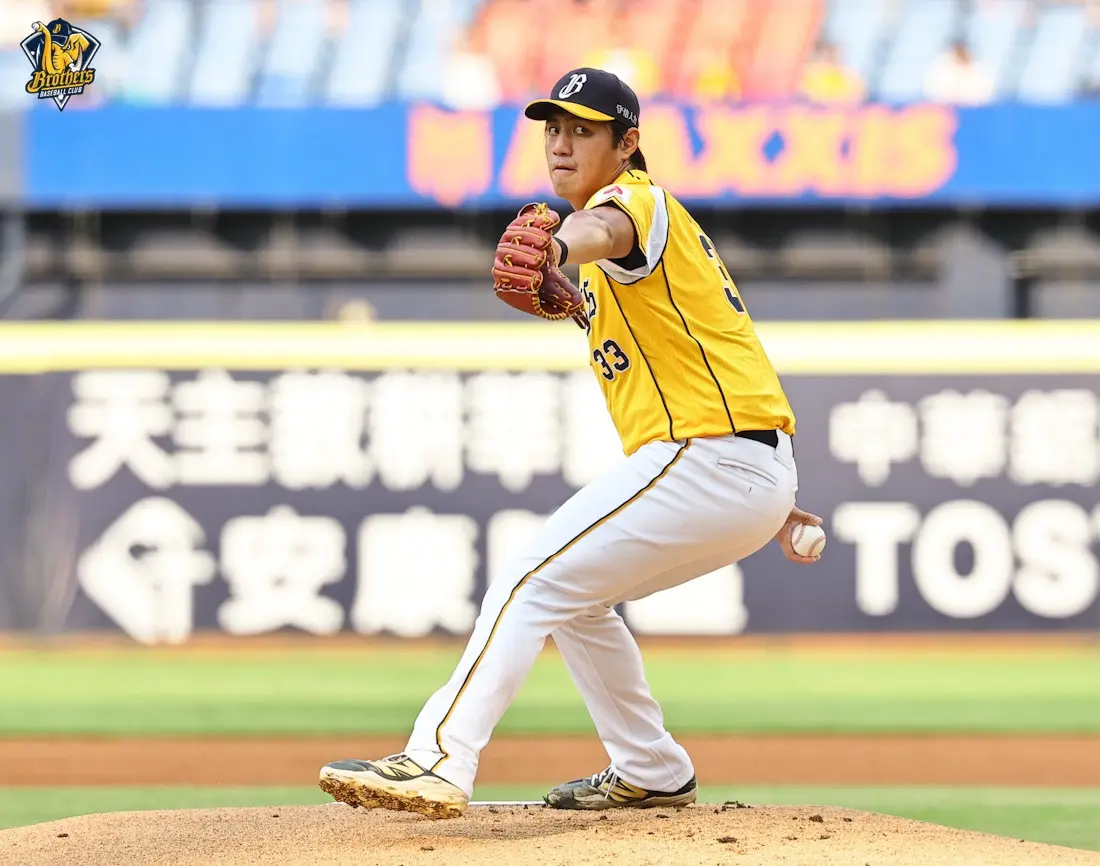 ▲中信兄弟本土王牌鄭浩均5局無失分好投率隊奪勝，但過程中投出3次觸身球，疑似引發陳金鋒不滿，作勢上前關注，鄭浩均也脫帽致意才避免衝突擴大。（圖／中信兄弟提供）