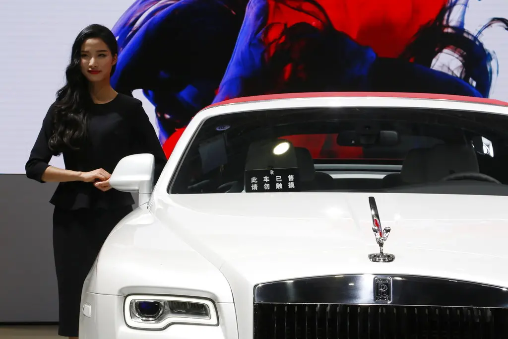 ▲澳洲一名23歲華人女子楊蘭蘭駕駛勞斯萊斯發生嚴重車禍，但卻找不到任何資料，神秘背景引發中國和澳洲網友熱議。示意圖，圖為中國車展上展示的勞斯萊斯。（圖／美聯社／達志影像）