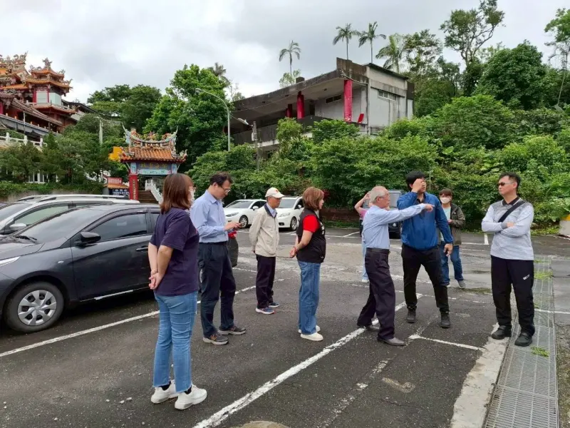 ▲環保局與議員及里長共同會勘各區里充換電站建置場域，共同打造友善與便利的用車環境。（圖／基隆市政府提供）