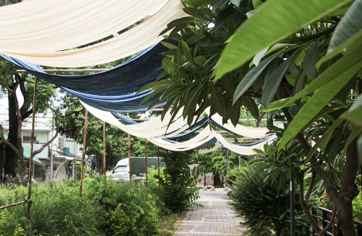 ▲鳳山中華街商圈8月9日及8月10日以「藍脈流光」為策展主題，匯集30攤品牌市集在曹公圳步道結合策展主題舉辦「藍脈流光市集」 （圖／高雄市政府經濟發展局）