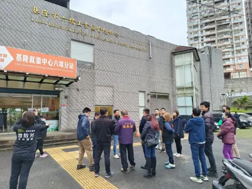 ▲環保局與議員及里長共同會勘各區里充換電站建置場域，共同打造友善與便利的用車環境。（圖／基隆市政府提供）