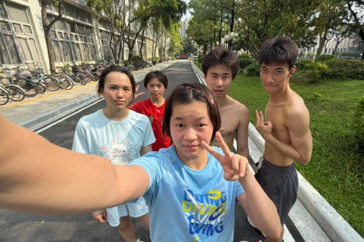 ▲全紅嬋近期在社交平台曬出最新訓練照，開心比「YA」並直言「累」，體態比過往瘦了不少，引發外界熱烈討論。（圖／番社自微博）