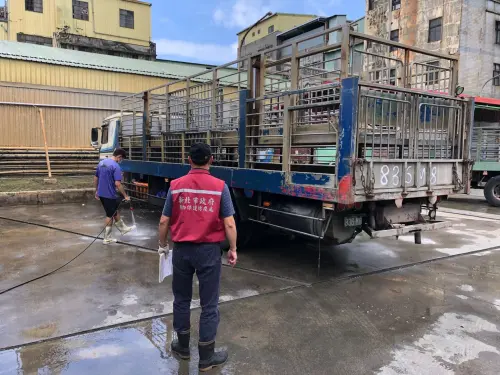 ▲防疫人員查核運豬車輛是否有裝設GPS。（圖／新北動保處）