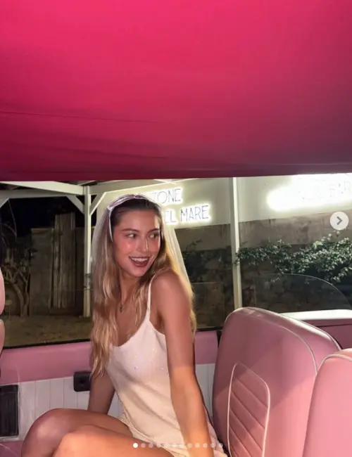 ▲伊芙賈伯斯曝光唯一一張婚紗照　穿上紀梵希出嫁（圖／伊芙賈伯斯IG@evejobs）