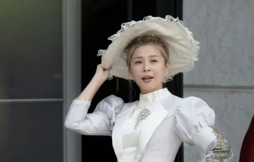 李燕復出了！大熱天穿宮廷禮服變「落難貴族」想起爸爸竟當場落淚

