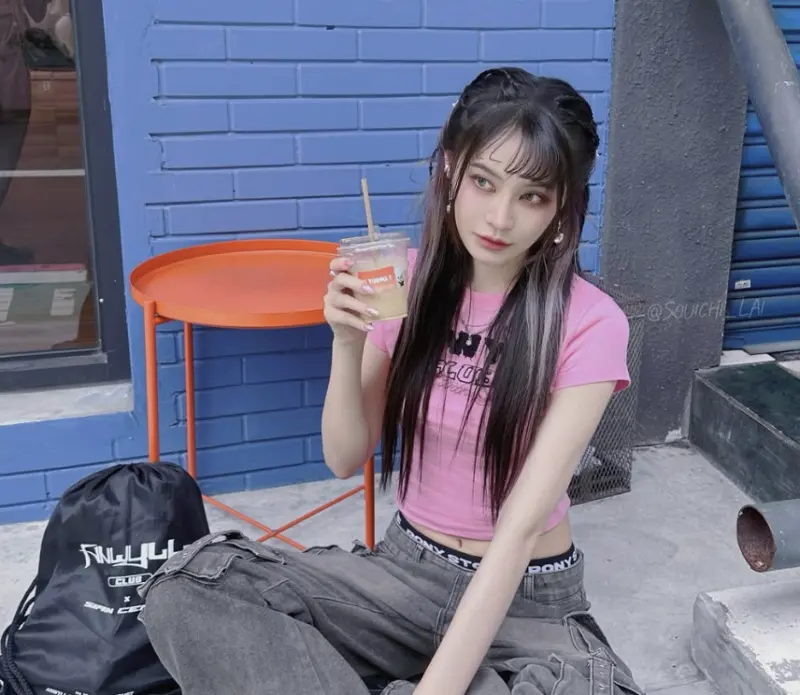 ▲藍委邱鎮軍過去多次痛批對手曾玟學為「雲豹駙馬爺」等語，未料卻被發現自己就持有雲豹股票，賴品妤表示台股上千家但就只買這一家，諷「為什麼花錢養我」。（圖／翻攝自賴品妤IG）