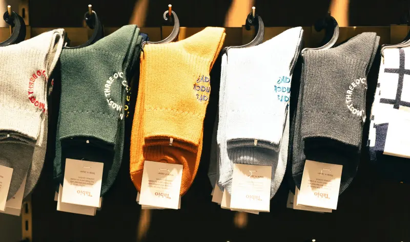 ▲市面上有「4款襪子」暗藏毒物，甚至有一級致癌物，重症科醫師黃軒提醒民眾購買襪子遵守3大原則，就能健康又安全穿襪。（圖／取自unsplash）