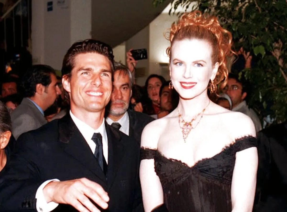 ▲湯姆克魯斯（左）與妮可基嫚曾是好萊塢最受矚目的明星夫妻，離婚後妮可仍會提到當年的婚姻，和阿湯不太提及的作風相反。兩人與女兒的關係也天差地遠：妮可的大女兒桑黛蘿絲出道當模特兒，她給予支持；湯姆克魯斯卻和親生女兒舒莉至少12年沒見面，感情十分疏遠。（圖／美聯社／達志影像）