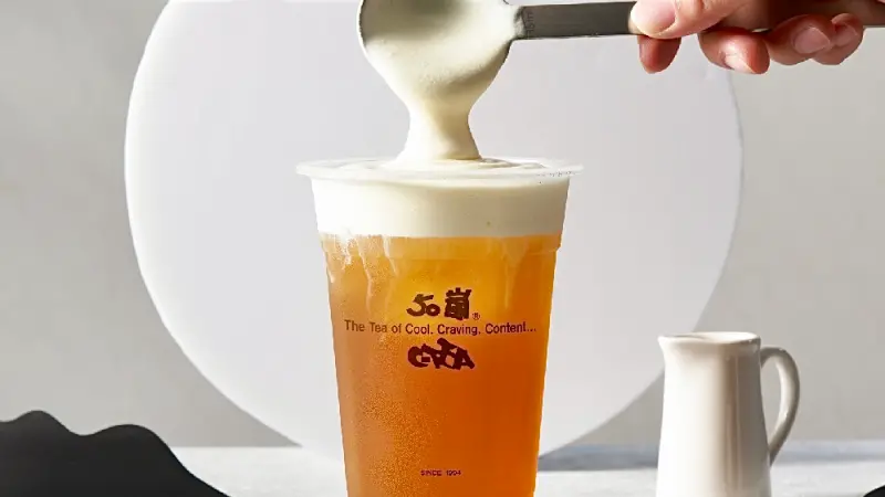 ▲平價好喝的50嵐竟然也有「奶蓋手搖飲料」開賣！內行分享菜單上早就有，點法不藏了就是「瑪奇朵系列」，推薦「紅茶瑪奇朵」最經典，店員分享3大超讚喝法，搖勻變奶茶再「免費加料」珍珠或波霸變珍奶。（圖／翻攝自50嵐中區FB）