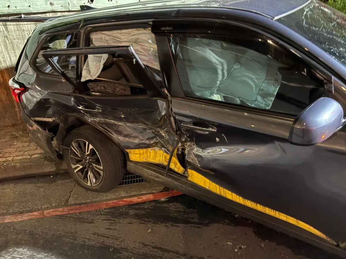 ▲55歲多元計程車司機吳男疑違規左轉，遭55歲莊男駕駛的直行賓士猛烈撞擊，強大衝擊力下，坐在右後座的17歲朱姓少女被拋出左後座車窗，當場身亡。(圖／翻攝畫面）