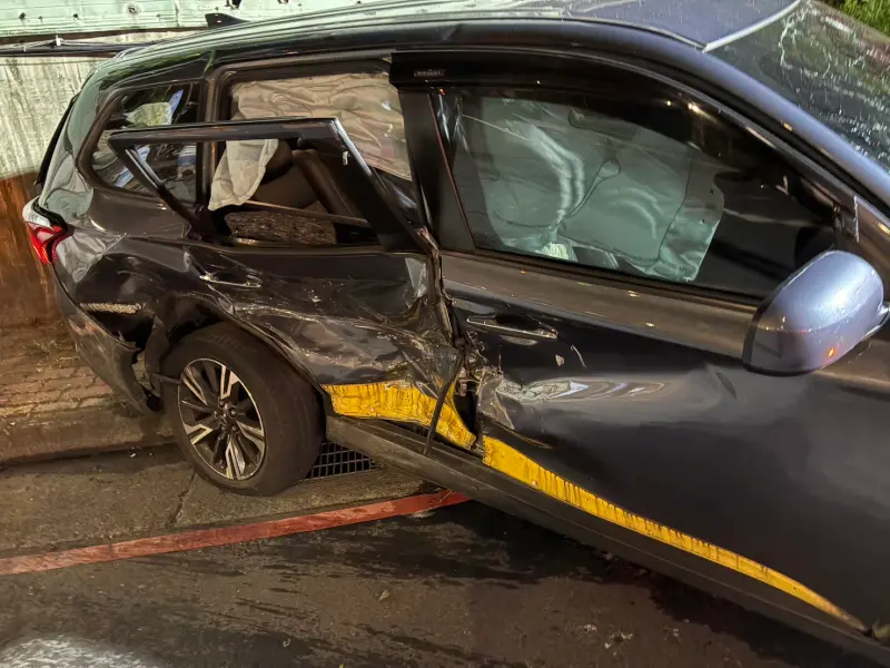 ▲55歲多元計程車司機吳男疑違規左轉，遭55歲莊男駕駛的直行賓士猛烈撞擊，強大衝擊力下，坐在右後座的17歲朱姓少女被拋出左後座車窗，當場身亡。(圖／翻攝畫面）