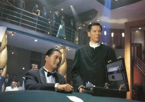 ▲周潤發主演的《賭神2》票房開出大紅盤，但片中女星卻為了戲份多寡、搶眼與否，有一場明爭暗鬥。（圖／摘自IMDb）