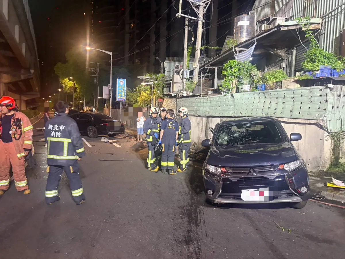 ▲55歲多元計程車司機吳男疑違規左轉，遭55歲莊男駕駛的直行賓士猛烈撞擊，強大衝擊力下，坐在右後座的17歲朱姓少女被拋出左後座車窗，當場身亡。（圖／翻攝畫面）