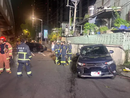 ▲55歲多元計程車司機吳男疑違規左轉，遭55歲莊男駕駛的直行賓士猛烈撞擊，強大衝擊力下，坐在右後座的17歲朱姓少女被拋出左後座車窗，當場身亡。(圖／翻攝畫面）