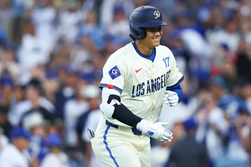 ▲道奇二刀流巨星大谷翔平此役擔任先發第1棒、指定打擊，展現全面身手，在5局下擊出本季第40號全壘打，成為他連續3季、職業生涯第4度完成單季「40轟」壯舉，距離目前國聯全壘打王、費城人重砲舒瓦伯（Kyle Schwarber）只差1轟。（圖／美聯社／達志影像）