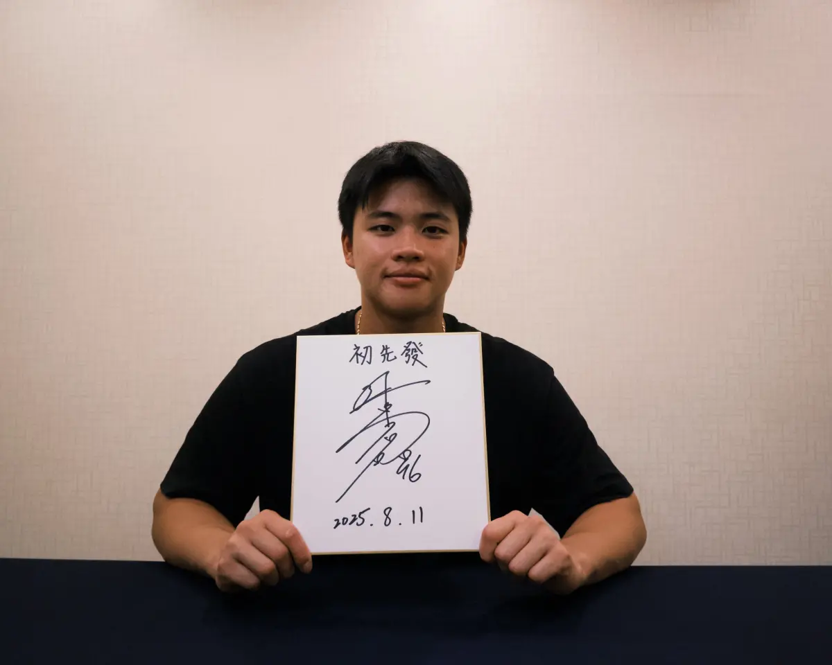 ▲效力於日本職棒（NPB）北海道日本火腿鬥士的20歲台灣年輕好手孫易磊將於明（11）日客場先發出賽福岡軟銀鷹。在此系列賽第3戰中登板的孫易磊，在賽前也特別向隊內前輩伊藤大海請教「滑球握法」以及對戰策略，並自曝都會坐達孝太的車去球場。（圖／悍創經紀公司提供）