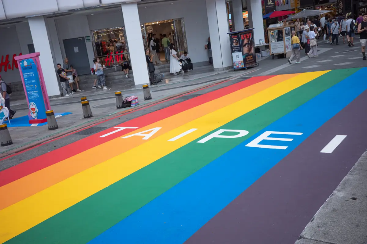 ▲西門町知名景點「彩虹地景」回來了，彩虹地景在7月初因道路重鋪而消失，但在昨（9）日正式回歸，新改變隨即曝光，在網路上引起大量討論。（圖／台北市觀傳局提供@tpedoit.gov.taipei）