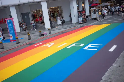 西門町「彩虹地景」復活了！路口被大改版　遊客瘋朝聖：終於等到
