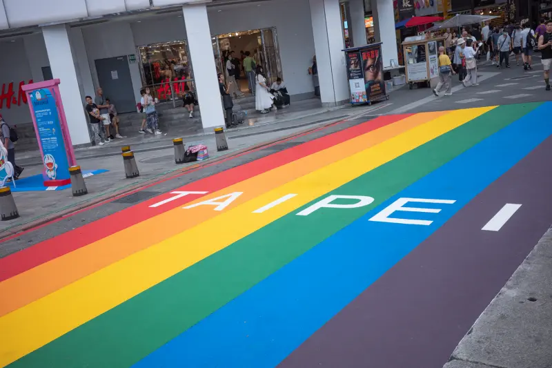 ▲西門町知名景點「彩虹地景」回來了，彩虹地景在7月初因道路重鋪而消失，但在昨（9）日正式回歸，新改變隨即曝光，在網路上引起大量討論。（圖／台北市觀傳局提供@tpedoit.gov.taipei）