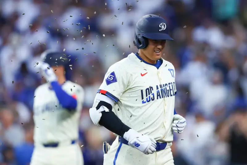 ▲道奇總教練羅伯茲（Dave Roberts）盛讚大谷的專注與求好精神，並笑言「翔平是個喜歡整數的人」，暗示50轟已成為他的下一個目標。（圖／美聯社／達志影像）