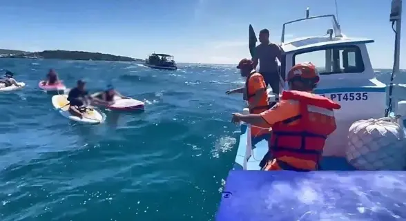 ▲9日有民眾到小琉球玩SUP立式划槳，不料遭到海流影響被帶往外海，海巡署人員派員趕赴現場，救援10名遊客與2名教練。(圖／翻攝畫面)