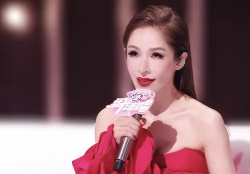 ▲蕭亞軒精心打扮在《讓我來唱》半決賽做講評，除了表現專業外，身形上的削瘦也引發熱烈討論。（圖／摘自微博）　