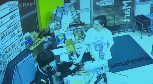 ▲台中女子疑似不滿店員沒有幫忙紅酒裝袋，下秒直接在櫃台敲碎酒瓶。（圖／Threads）