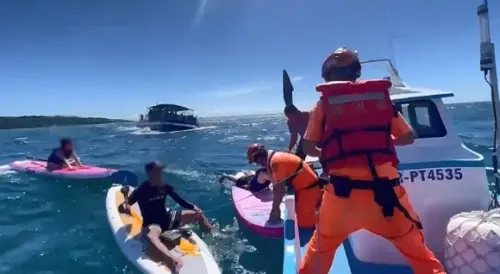 ▲9日有民眾到小琉球玩SUP立式划槳，不料遭到海流影響被帶往外海，海巡署人員派員趕赴現場，救援10名遊客與2名教練。(圖／翻攝畫面)
