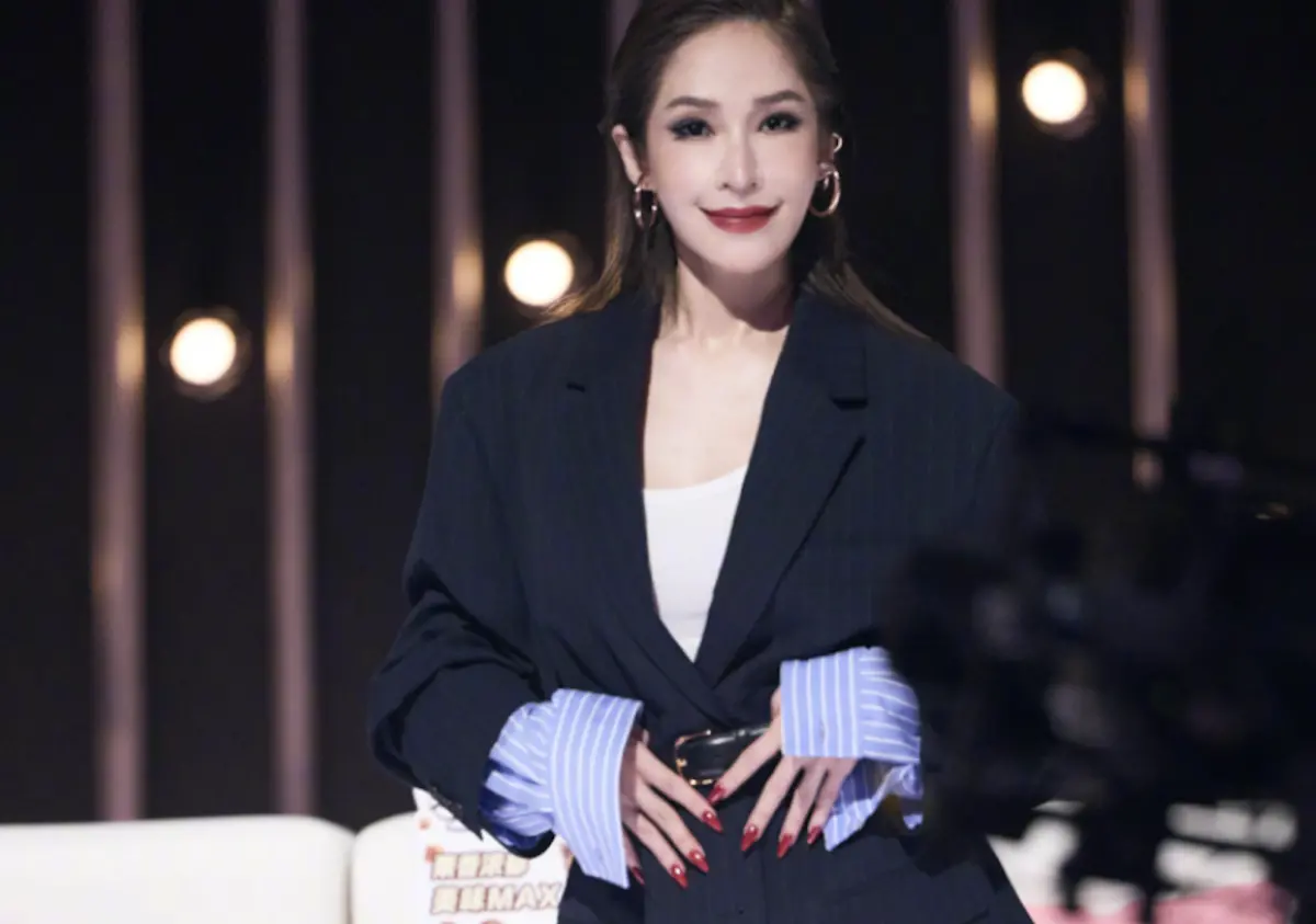 ▲蕭亞軒在中國節目《讓我來唱》擔任評審，卻讓粉絲心疼她是否生病，認為她實在太瘦！更有人覺得她的大腿比手臂還細，需要多長點肉，而她2年半動5次手術多少也對身形有所影響。（圖／摘自微博）　　