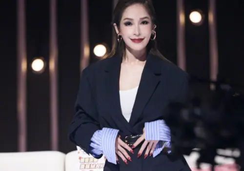 ▲蕭亞軒在中國節目《讓我來唱》擔任評審，最近錄影時的模樣曝光，卻讓粉絲擔憂她的健康，認為她實在太瘦！「蕭亞軒瘦成紙片人」也變關鍵字，更有人覺得她的大腿比手臂還細，需要多長點肉。（圖／摘自微博）　　